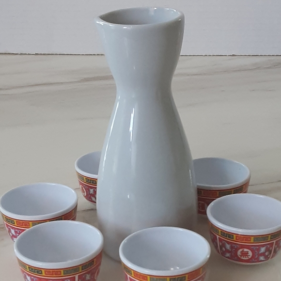 White Porcelain Sake Carafe | 6 Plastic Longevity Melamine Cups - Picture 4 of 5